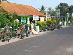 Anggota Koramil 1008/Buahdua Kodim 0610/Sumedang, bersama warga sekitar, melaksanakan karya bakti pembersihan lingkungan koramil 1008/Buahdua,