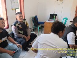 Aiptu Iwan Kurniawan bersama Bripda Farizal Bhabinkamtibmas Polsek Tanjungmedar Polres Sumedang laksanakan sambang/silatrahmi Kamtibmas