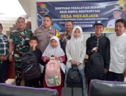 Sinergitas TNI/POLRI Monitoring Penyaluran Bantuan Peralatan Sekolah Bagi Siswa Berprestasi di kantor Desa Mekarjaya Kecamatan Sumedang Utara Kabupaten Sumedang