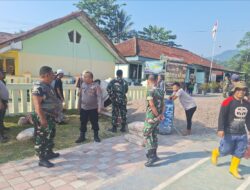 Kapolsek Tanjungkerta Laksanakan Giat Gotong Royong membenahi Alun-Alun kecamatan Tanjungkerta