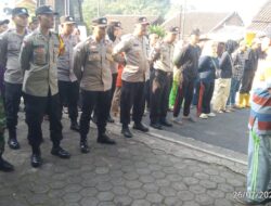 Bhabinkamtibmas Polsek Sumedang Utara Laksanakan Jum’at bersih di wilayah Desa Margamukti Kecamatan Sumedang Utara
