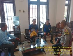 Bripka Ade Mulyana Bhabinkamtibmas Desa Cikaramas Tanjungmedar Polres Sumedang melaksanakan Kegiatan Jumat Curhat