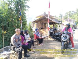Anggota Polsek Ganeas Polres Sumedang Polda Jabar Tingkatkan Keamanan dengan Patroli Jalan Kaki dan Sambang Kamtibmas Kepada Warga di Desa Sukawening