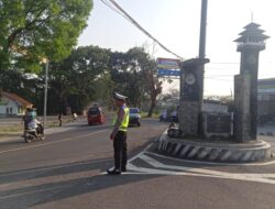 Polsek Tomo Polres Sumedang Rutin laksanakan Penjagaan dan Pengaturan Lalin dipertigaan Cijelag – Tomo.