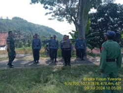 Bripka Yuyun Yuwana bersama Koptu Abdul Latif melaksanakan Kegiatan Peningkatan Kapasitas Tenaga Keamanan Desa (LINMAS) Desa Kamal Kec.Tanjungmedar