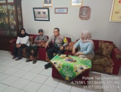 Bripka Agus Sukmana bersama Aipda Tata Sasmita melaksanakan sambang/silatrahmi kamtibmas