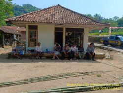 Aipda Tata Sasmita bersama Bripka Agus Sukmana Sambangi Warga untuk Jaga silaturahmi untuk mendekatkan diri kepada warga masyarakat
