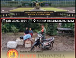 Babinsa Koramil 404-01/Gelumbang Komsos Dengan Petani Karet dan Bantu Timbang Hasil Getah Karet