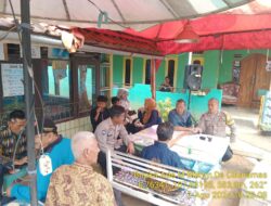 Aiptu Nana Sujana bersama Bripka Ade Mulyana melaksanakan sambang/silatrahmi kamtibmas