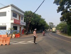 Satuan Lalu – lintas Polsek Tomo Rutin laksanakan Penjagaan dan Pengaturan Lalin dipertigaan Cijelag – Tomo.