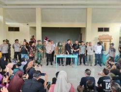Ratusan Warga Geruduk Kantor Desa Gumelar Lor Tuntut Kades Mengundurkan diri