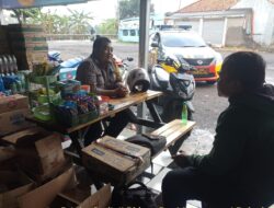 Bhabinkamtibmas Polsek Tomo Silaturahmi Sambangi Kantor Desa Mekarwangi.