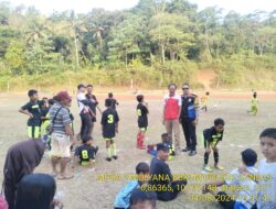 Bhabinkamtimas Monitoring Pertandingan Sepakbola Antar Desa Usia SD Se Kecamatan Ganeas di Lapang Dusun Gorowong Desa Sukawening