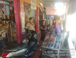 Aipda Tata Sasmita bersama Bripka Agus Sukmana Laksanakan Sambang Kamtibmas dan Dumas Keliling di Tanjungmedar dalam Rangka BEYOND TRUST PRESISI