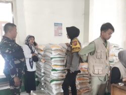 Bhabinkamtibmas Desa Jatimulya Brigadir Riri Tri Pratama Laksanakan Monitoring Penyaluran Bantuan Pangan Nasional (BPN)