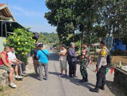 Sinergitas TNI – Polri laksanakan monitoring perbaikan jalan Desa Padasuka