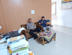 Bhabinkamtibmas Desa Boros Sambangi Warga Desa Binaanya