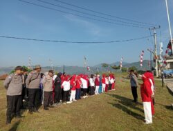 Panit Binmas Polsek Sumedang Utara Beserta Anggota Melaksanakan Giat Jumat Bersih Di Halaman Desa Mekarjaya