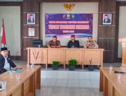 Polsek Sukasari melaksanakan kegiatan Jumat Curhat untuk menampung aspirasi warga dan meningkatkan kinerja Polri sebagai pelindung dan pengayom masyarakat.