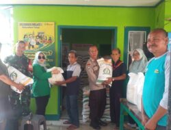 Bhabinkamtibmas Kelurahan Talun Bripka Ade Mulyadi Monitoring Penyaluran Bantuan Pangan Cadangan Beras Pemerintah (CBP)