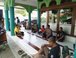 Kapolsek Tomo Laksanakan Program Jumat Curhat di Masjid Nurul Iman Desa Tomo.