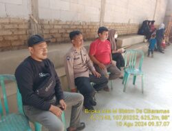 Pengamanan Turnamen Bola Volly Pordes oleh Aiptu Nana Sujana dan Bripka Ade Mulyana dalam Rangka HUT RI ke-79 di Kecamatan Tanjungmedar