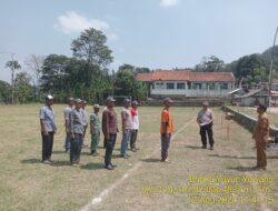 Bripka Yuyun Yuwana bersama Koptu Abdul Latif melaksanakan Kegiatan Peningkatan Kapasitas Tenaga Keamanan Desa (LINMAS) Desa Kamal