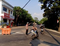 Satuan Lalu – lintas Polsek Tomo Rutin laksanakan Penjagaan dan Pengaturan Lalin dipertigaan Cijelag – Tomo.