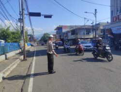 Panit 2 Lantas Polsek Sumedang Utara Aiptu Abdul Kholiq Laksanakan Pengaturan Lalu Lintas Siang Hari Antisipasi Kemacetan