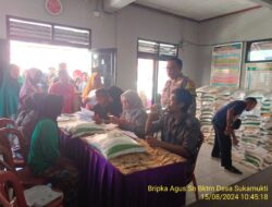 Bripka Agus Sukmana Monitoring Penyaluran Bantuan Pangan Cadangan Beras Pemerintah (CBP) Tahap VIII Bulan Agustus Tahun 2024 di Desa Sukamukti