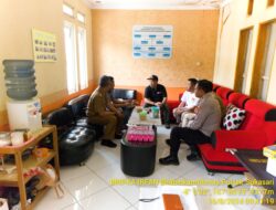 Polsek Sukasari melaksanakan kegiatan Jumat Curhat untuk menampung aspirasi warga dan meningkatkan kinerja Polri sebagai pelindung dan pengayom masyarakat.