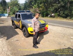 Bripka Ade Mulyana melaksanakan sambang/silatrahmi Kamtibmas dan dumas keliling dalam rangka BEYOND TRUST PRESISI di wilayah Kec. Tanjungmedar