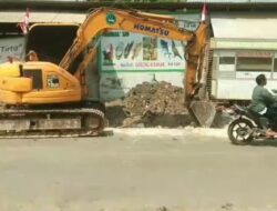 Alat Berat Proyek Pelebaran Jalan Hantam Sepeda Motor, Pengawasan Dipertanyakan