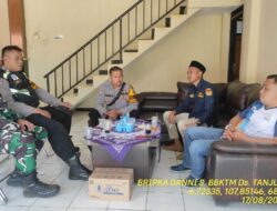 Aiptu Iwan Kurniawan bersama Bripka Dani Santika dan Babinsa Serka Sukamto sambangi aparatur Desa Tanjungmedar