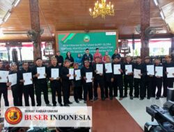 Penyerahan Keputusan Bupati Blora Tentang Penyesuaian Masa Keanggotaan Anggota BPD 