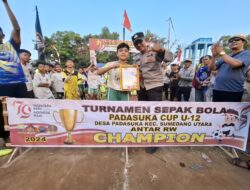 Bhabinkamtibmas Brigadir Novan G Dipraja Amankan Pertandingan Final Sepakbola U13 antar RW Desa Padasuka Dalam Rangka HUT RI Ke – 79