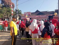 Bhabinkamtibmas Desa Kebonjati Bripka Herman Sulaeman Monitoring Kegiatan Gerak Jalan Dalam Rangka HUT Kemerdekaan RI Ke-79