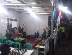 Bhabinkamtibmas Kelurahan Talun Bripka Ade Mulyadi Monitoring Pertandingan Final Catur Antar RW Dalam Rangka HUT RI Ke-79