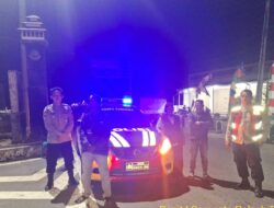 Minimalisir Kriminalitas pada Malam hari, Samapta Polsek Tomo laksanakan Patroli “Blue Light”