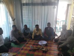 Bhabinkamtibmas Polsek Tanjungkerta menghadiri Takziah di desa Tanjungmekar