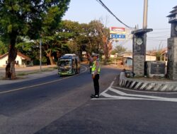 Satuan Lalu – lintas Polsek Tomo Rutin laksanakan Penjagaan dan Pengaturan Lalin dipertigaan Cijelag – Tomo.