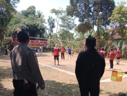 Pengamanan Pertandingan Bola Voli oleh Kanit Binmas Polsek Tanjungkerta di Desa Kertamekar