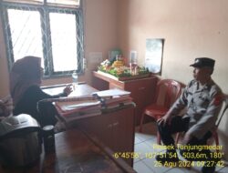 Kapolsek Tanjungmedar Iptu Gungun Wagiman bersama Aiptu Dasep Nasrudin melaksanakan giat koordinasi dan komunikasi dengan Panitia Pemungutan Suara (PPS) Desa Sukamukti