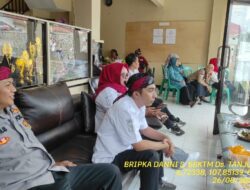 Bripka Dani Santika sambangi aparatur desa Tanjungmedar serta dumas keliling dalam rangka BEYOND TRUST PRESISI di wilayah Kec. Tanjungmedar