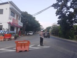 Panit Lantas Polsek Tomo Laksanakan Pengaturan Lalin Antisipasi Kemacetan dan Laka Lantas.