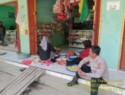 Aiptu Nana Sujana bersama Bripka Yuyun Yuwana melaksanakan sambang/silatrahmi kamtibmas ke warga masyarakat