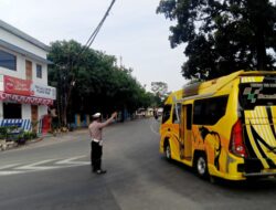 Personel Lalu – lintas Polsek Tomo Rutin laksanakan Penjagaan dan Pengaturan Lalin dipertigaan Cijelag – Tomo.