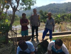 Bhabinkamtibmas Polsek Tanjungkerta melaksanakan giat sambang Pemerintah Desa Cigentur