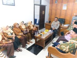 Polsek Sukasari melaksanakan kegiatan Jumat Curhat untuk menampung aspirasi warga dan meningkatkan kinerja Polri sebagai pelindung dan pengayom masyarakat.