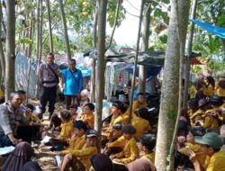 Kanit binmas Polsek Tanjungkerta melaksanakan Sosialisasi dalam rangka Pencegahan Bullying atau Perundungan di Acara jambore Pramuka ranting